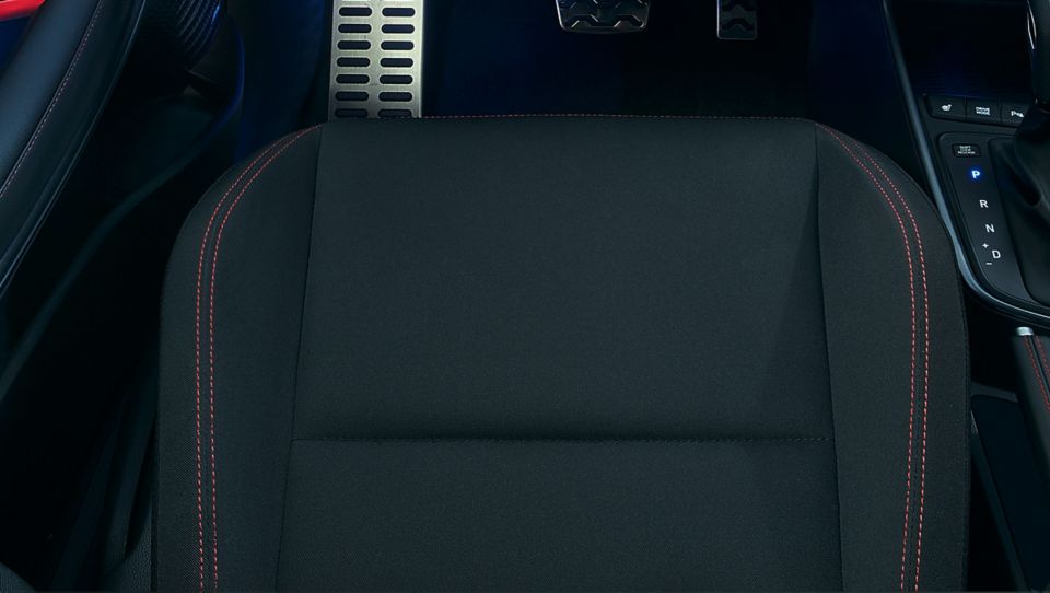 Sportovní sedadla s logem N, většími hlavovými opěrkami a výraznějším bočním vedením jsou pohodlné a poskytují vítanou oporu při řízení.